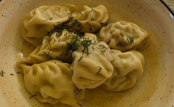 3 волшебных ингредиента поднимут вкус пельменей на новый уровень — просто добавьте это в воду